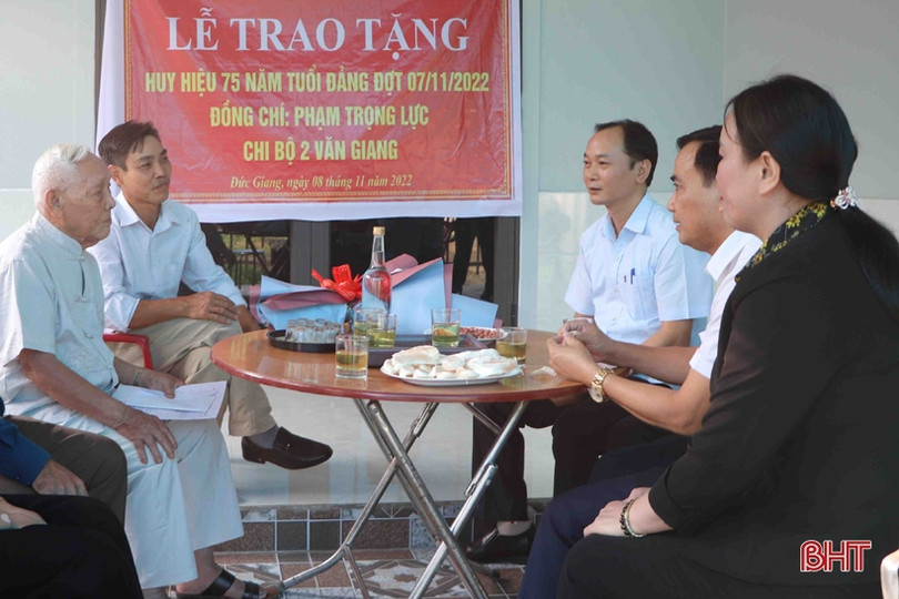 Trao Huy hiệu 75 năm tuổi Đảng cho đảng viên ở Vũ Quang