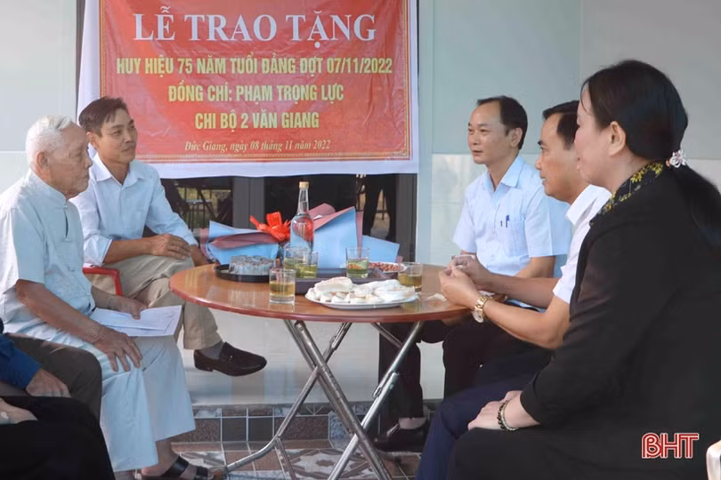 Trao Huy hiệu 75 năm tuổi Đảng cho đảng viên ở Vũ Quang