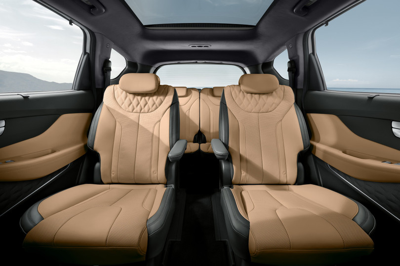 Hyundai Santa Fe Hybrid 2023 êm ái hơn, sang trọng hơn, chốt giá từ 40.725 USD