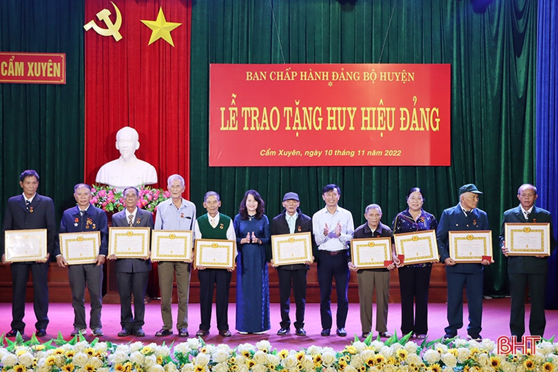 Cẩm Xuyên trao tặng Huy hiệu Đảng cho 140 đảng viên