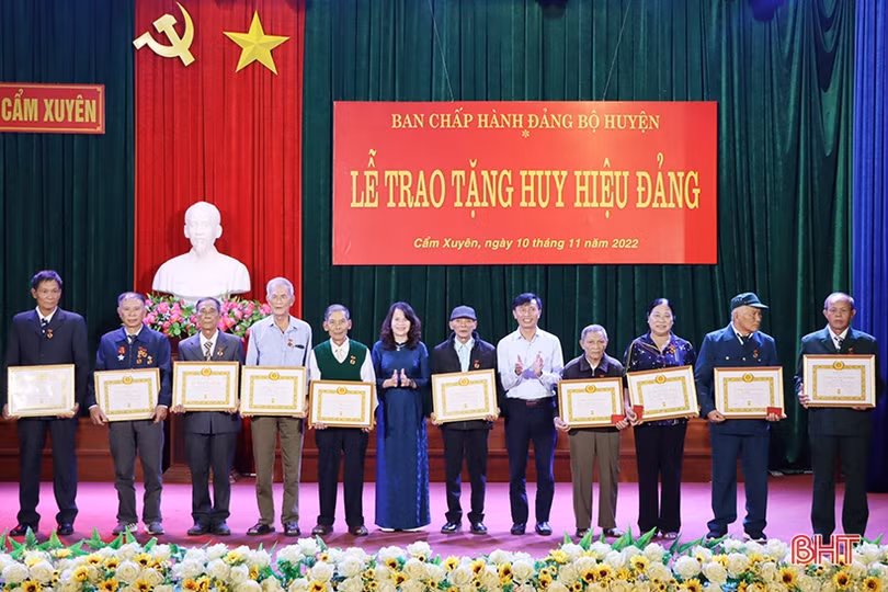 Cẩm Xuyên trao tặng Huy hiệu Đảng cho 140 đảng viên