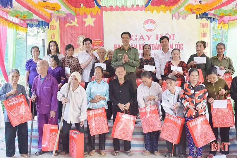 Lãnh đạo tỉnh chung vui ngày hội đoàn kết tại Thạch Hà, Hương Khê