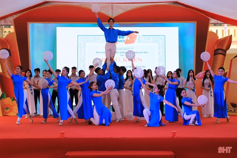 Lãnh đạo tỉnh Hà Tĩnh dự lễ kỷ niệm thành lập các trường THPT