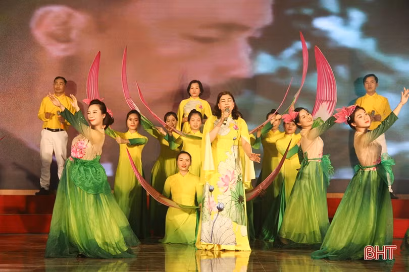 Khai mạc Liên hoan Tiếng hát giáo viên ngành GD&ĐT Hà Tĩnh