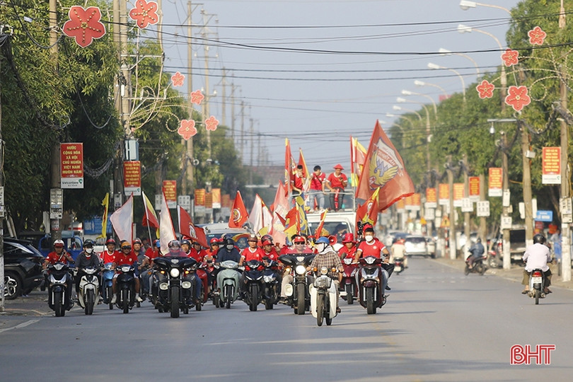 Hàng nghìn cổ động viên phủ đỏ sân Hà Tĩnh, tiếp lửa cho đội nhà