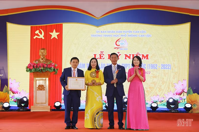 Lãnh đạo tỉnh Hà Tĩnh dự lễ kỷ niệm thành lập các trường THPT