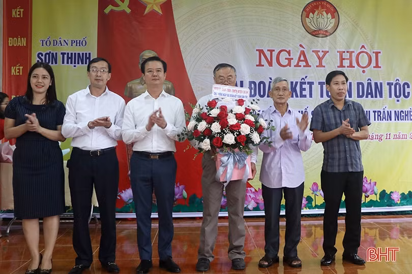 Phó Chủ tịch UBND tỉnh Trần Báu Hà chung vui Ngày hội Đại đoàn kết tại Can Lộc