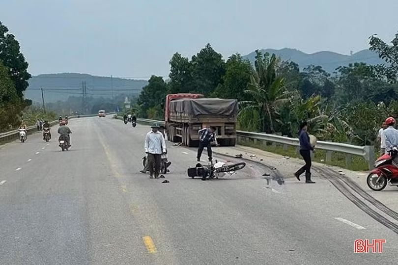 Xe đầu kéo và xe gắn máy va chạm trên QL8A, 2 người thương vong