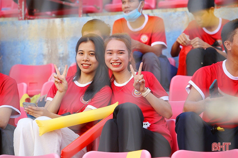 Hàng nghìn cổ động viên phủ đỏ sân Hà Tĩnh, tiếp lửa cho đội nhà
