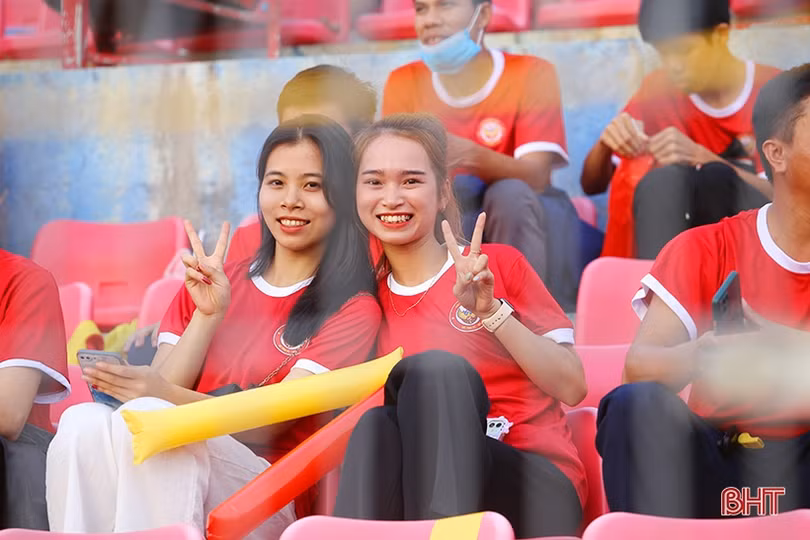 Hàng nghìn cổ động viên phủ đỏ sân Hà Tĩnh, tiếp lửa cho đội nhà