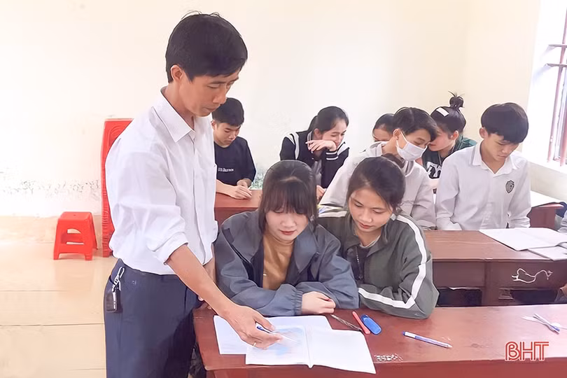 Mắc bệnh hiểm nghèo, thầy giáo vùng biên Hà Tĩnh vẫn miệt mài gieo chữ