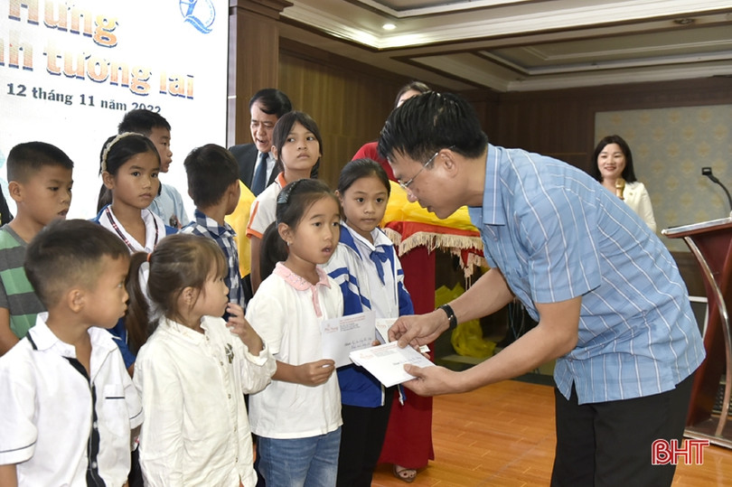 Trao học bổng cho 25 học sinh nghèo học giỏi trên địa bàn Hà Tĩnh