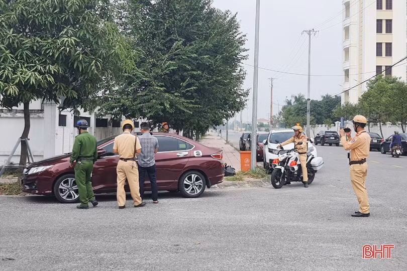 Công an TP Hà Tĩnh dán thông báo phạt nguội hàng chục phương tiện dừng, đỗ sai quy định