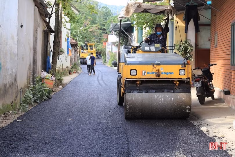 Hơn 1,3 tỷ đồng thảm nhựa đường giao thông ở thị trấn biên giới Hà Tĩnh