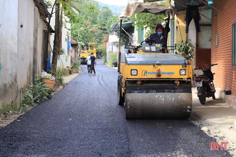 Hơn 1,3 tỷ đồng thảm nhựa đường giao thông ở thị trấn biên giới Hà Tĩnh