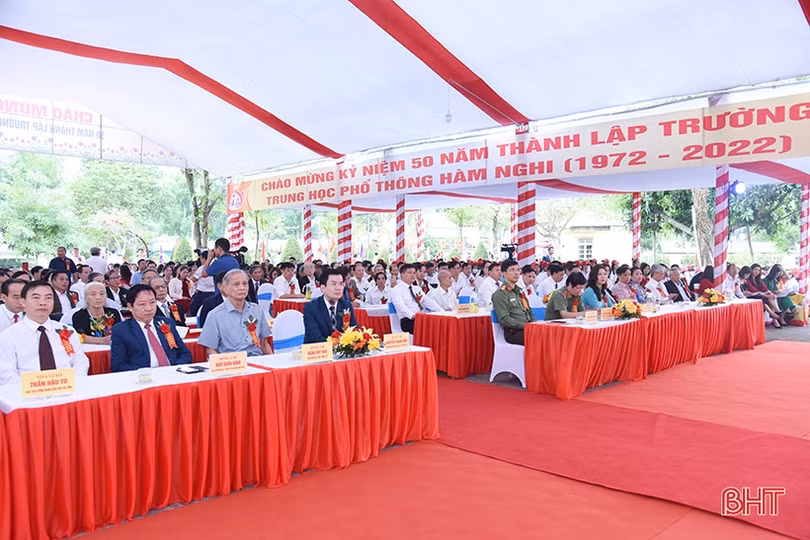 Lãnh đạo tỉnh Hà Tĩnh dự lễ kỷ niệm thành lập các trường THPT