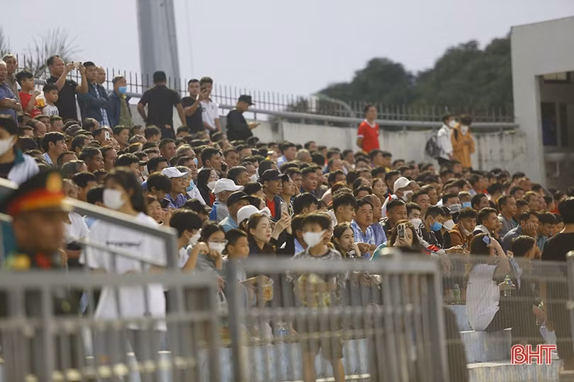 Hàng nghìn cổ động viên phủ đỏ sân Hà Tĩnh, tiếp lửa cho đội nhà