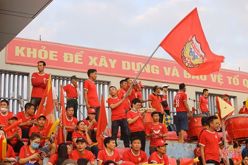 Hàng nghìn cổ động viên phủ đỏ sân Hà Tĩnh, tiếp lửa cho đội nhà