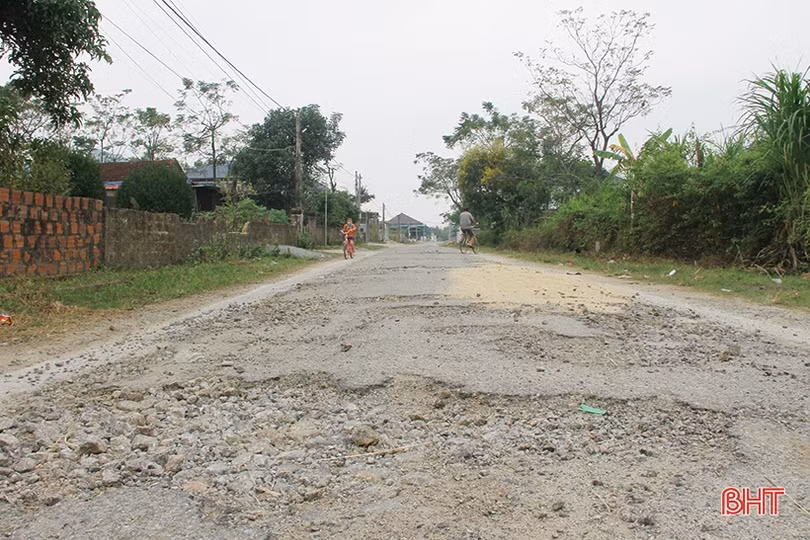 Chi chít “ổ voi, ổ gà” trên tuyến đường ở xã ven biển Hà Tĩnh