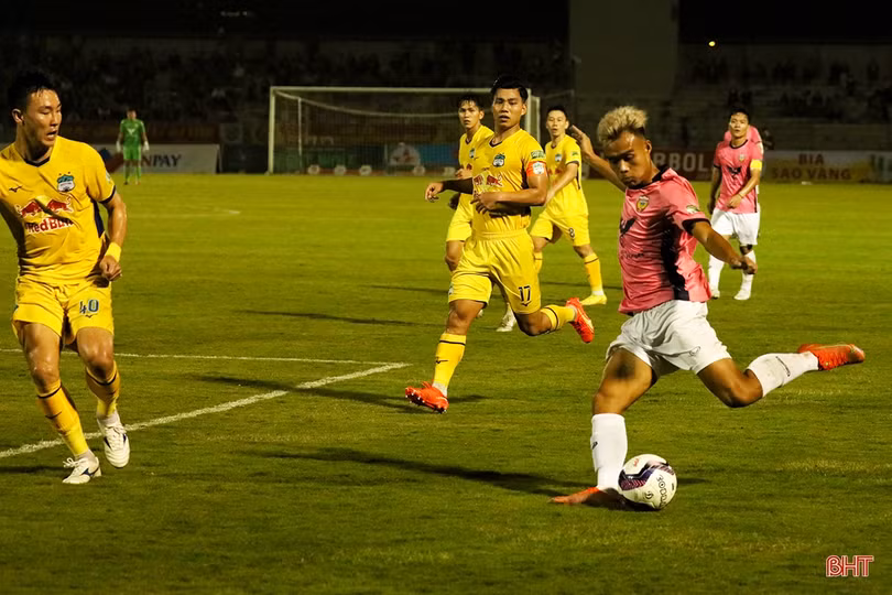 Hồng Lĩnh Hà Tĩnh vẫn chưa tạo ra bước ngoặt trong cuộc đua trụ hạng