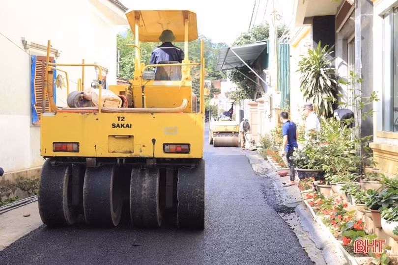 Hơn 1,3 tỷ đồng thảm nhựa đường giao thông ở thị trấn biên giới Hà Tĩnh