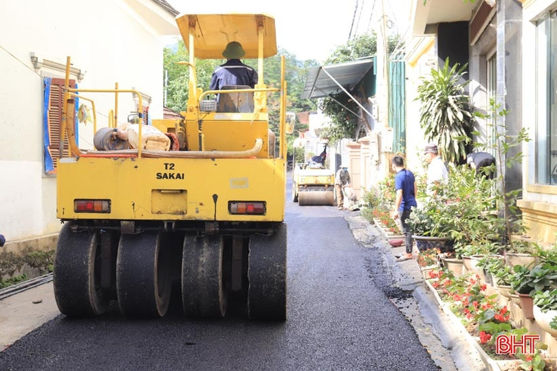Hơn 1,3 tỷ đồng thảm nhựa đường giao thông ở thị trấn biên giới Hà Tĩnh