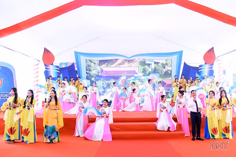 Lãnh đạo tỉnh Hà Tĩnh dự lễ kỷ niệm thành lập các trường THPT