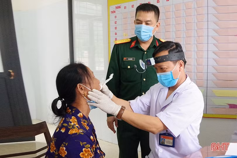 Bộ CHQS Hà Tĩnh khám, cấp thuốc miễn phí cho người dân vùng biên giới