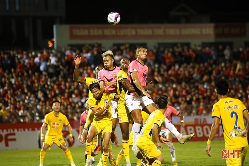 Hồng Lĩnh Hà Tĩnh lại chia điểm với Hoàng Anh Gia Lai trên sân nhà