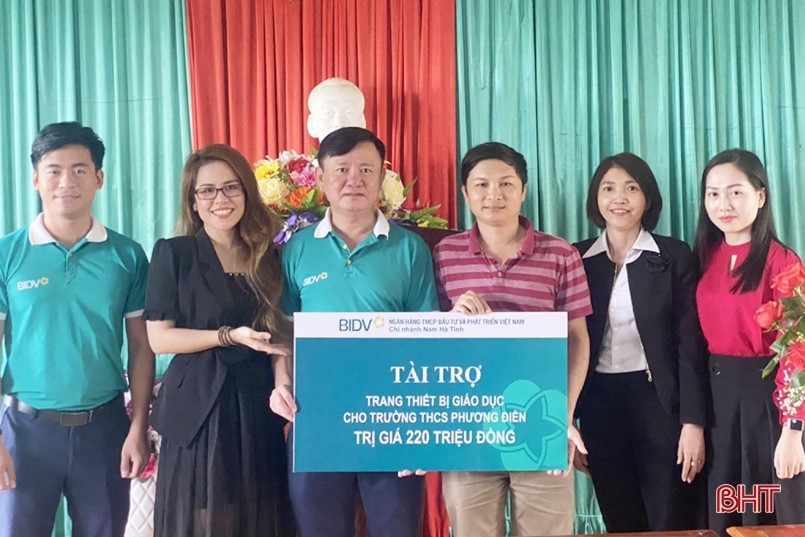 BIDV Nam Hà Tĩnh trao thiết bị trị giá 220 triệu đồng cho trường học ở Hương Khê