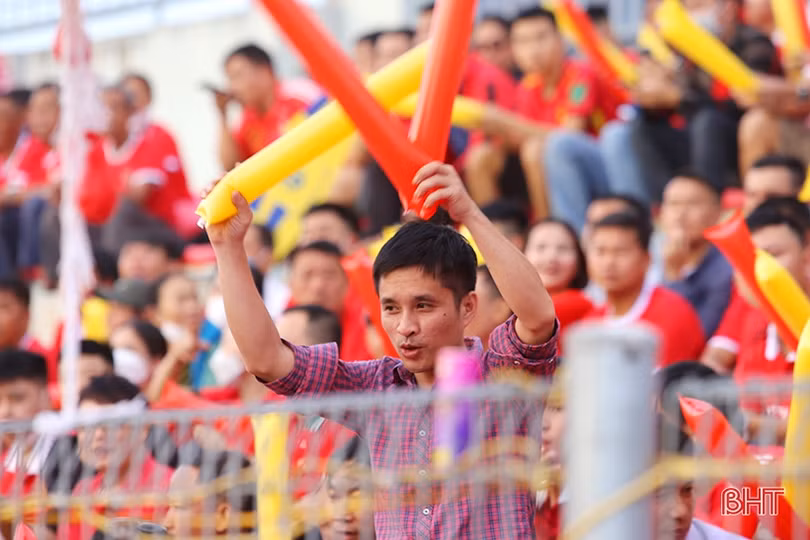Hàng nghìn cổ động viên phủ đỏ sân Hà Tĩnh, tiếp lửa cho đội nhà