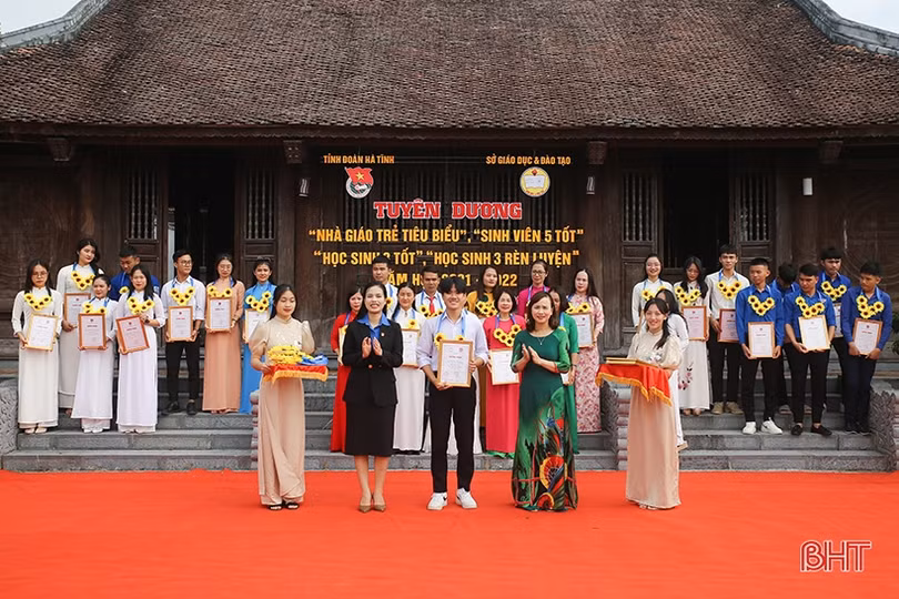 Hà Tĩnh tuyên dương 52 giáo viên trẻ, học sinh, sinh viên tiêu biểu