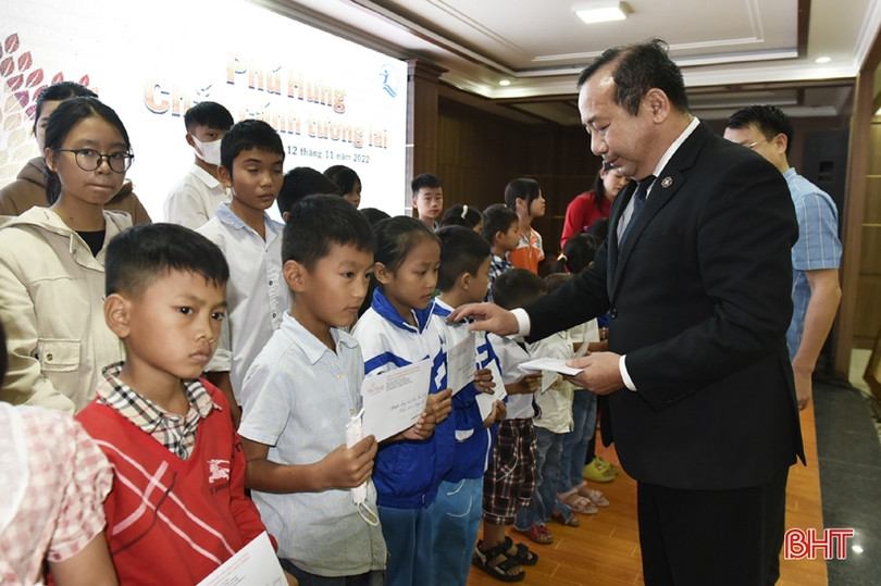 Trao học bổng cho 25 học sinh nghèo học giỏi trên địa bàn Hà Tĩnh