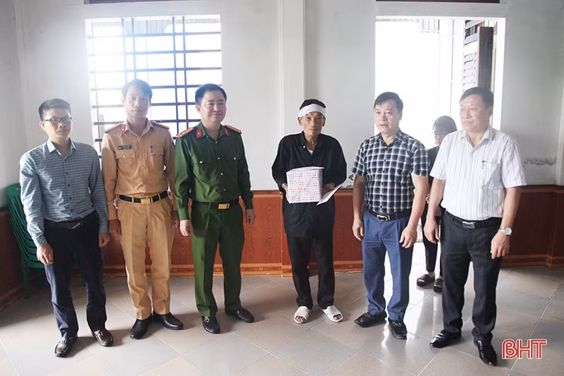 Ban ATGT Hà Tĩnh thăm hỏi, động viên các gia đình nạn nhân TNGT