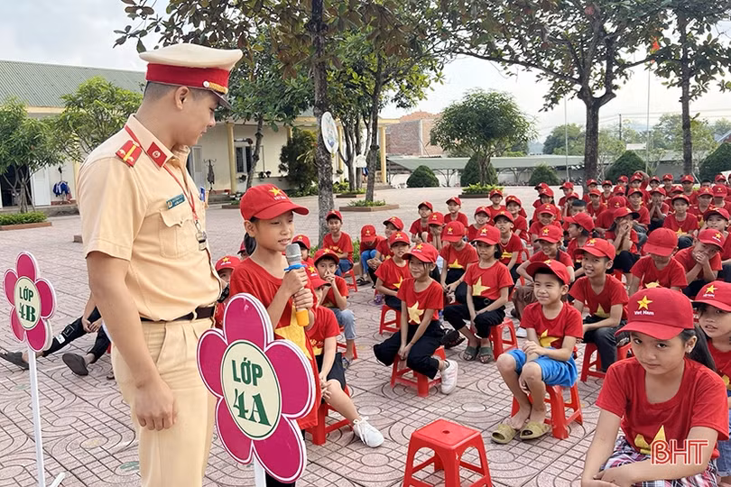 Phổ biến pháp luật về ATGT cho gần 2.000 người dân, học sinh Thạch Hà