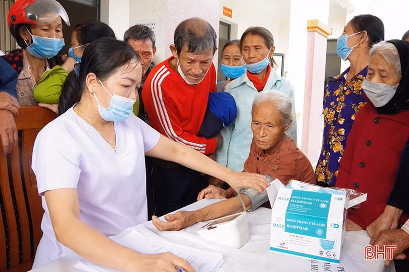 Bộ CHQS Hà Tĩnh khám, cấp thuốc miễn phí cho người dân vùng biên giới