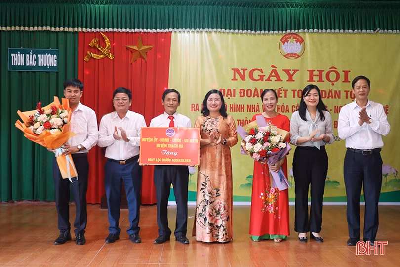 Lãnh đạo tỉnh chung vui ngày hội đoàn kết tại Thạch Hà, Hương Khê