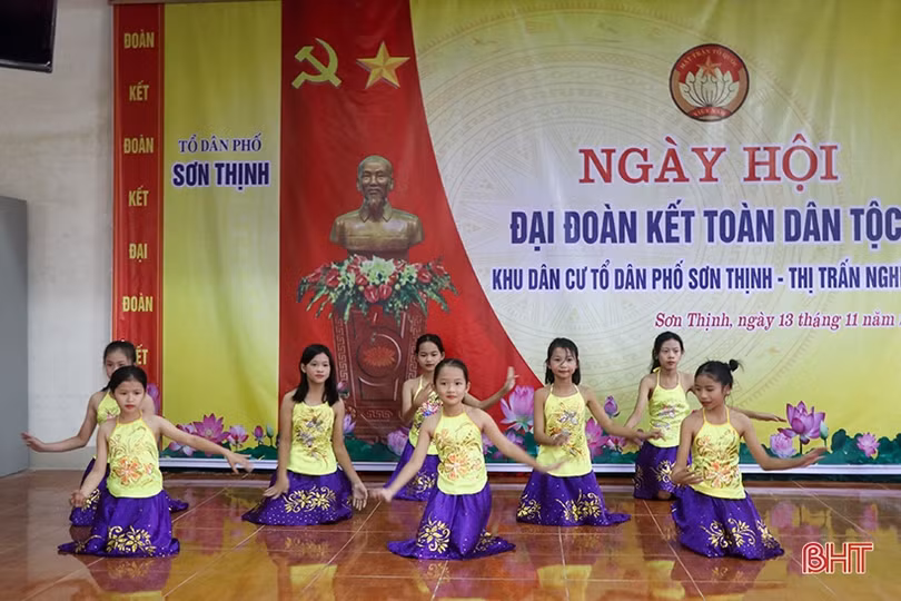 Phó Chủ tịch UBND tỉnh Trần Báu Hà chung vui Ngày hội Đại đoàn kết tại Can Lộc