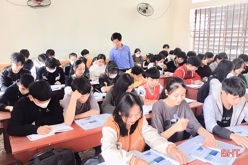 Mắc bệnh hiểm nghèo, thầy giáo vùng biên Hà Tĩnh vẫn miệt mài gieo chữ