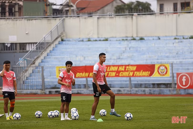 U21 Hồng Lĩnh Hà Tĩnh: Có ngoại binh lò Barcelona, nhiều gương mặt tuyển trẻ Việt Nam