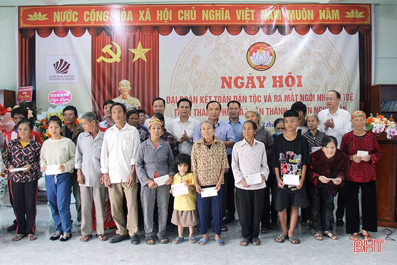 Trưởng ban Tổ chức Tỉnh ủy chung vui ngày hội đại đoàn kết ở Nghi Xuân