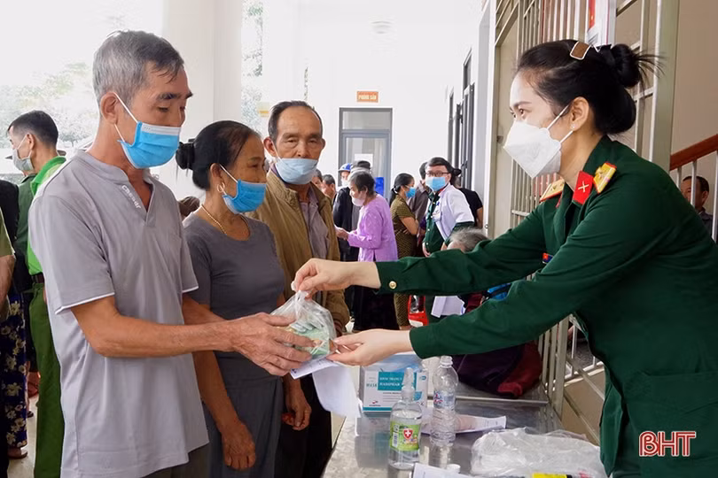 Bộ CHQS Hà Tĩnh khám, cấp thuốc miễn phí cho người dân vùng biên giới