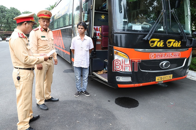 Phát hiện xe khách vận chuyển gỗ trái phép từ Đắk Lắk về Hà Tĩnh