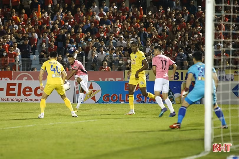 Hồng Lĩnh Hà Tĩnh vẫn chưa tạo ra bước ngoặt trong cuộc đua trụ hạng