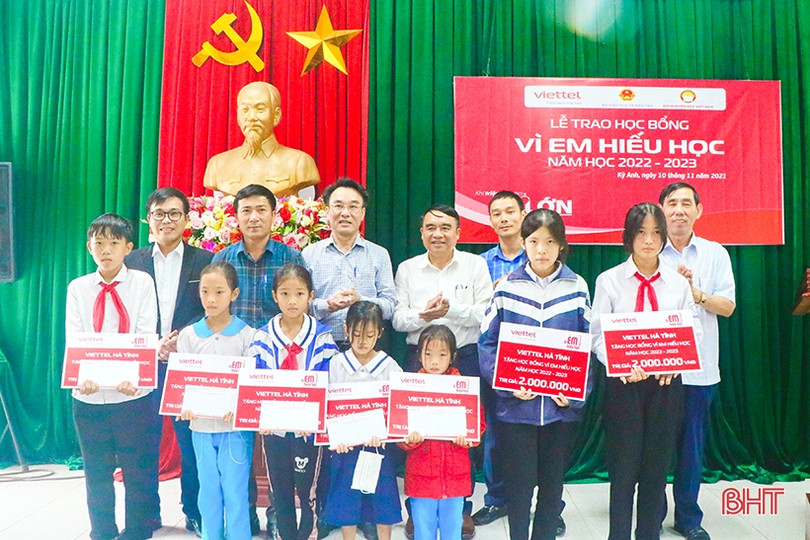 Viettel Hà Tĩnh trao học bổng “Vì em hiếu học” cho học sinh nghèo huyện Kỳ Anh