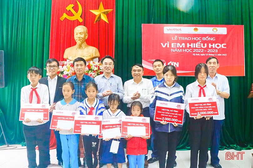 Viettel Hà Tĩnh trao học bổng “Vì em hiếu học” cho học sinh nghèo huyện Kỳ Anh