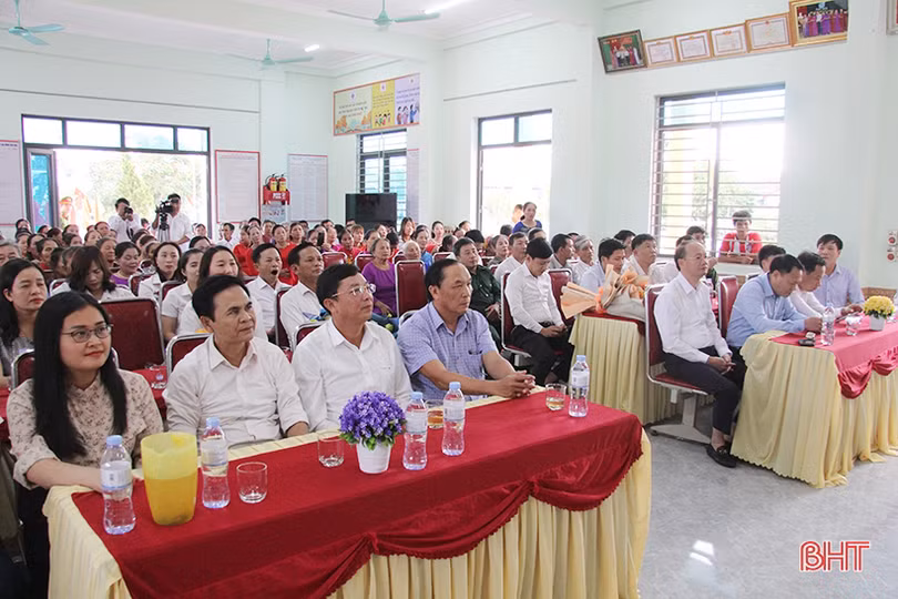 Trưởng ban Tổ chức Tỉnh ủy chung vui ngày hội đại đoàn kết ở Nghi Xuân