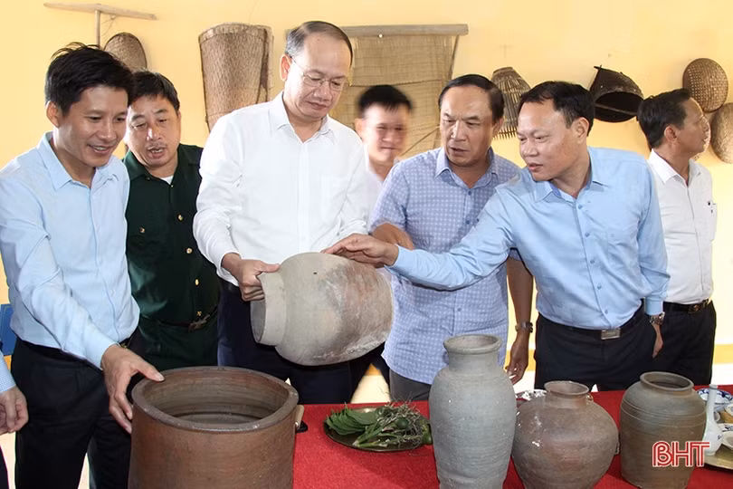 Trưởng ban Tổ chức Tỉnh ủy chung vui ngày hội đại đoàn kết ở Nghi Xuân