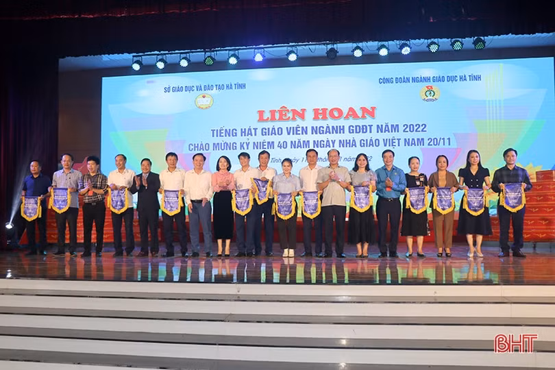 Khai mạc Liên hoan Tiếng hát giáo viên ngành GD&ĐT Hà Tĩnh