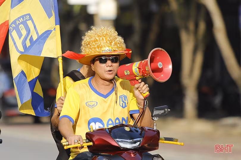 Hàng nghìn cổ động viên phủ đỏ sân Hà Tĩnh, tiếp lửa cho đội nhà